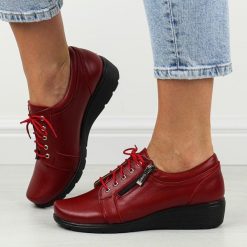 Czerwone Polskie półbuty damskie Gregors 759. Czerwone półbuty damskie GREGORS, na jesień, bez wzorów, z jeansu, casualowe, z okrągłym noskiem, bez obcasa, na koturnie, bez zapięcia. Za 379.00 zł.