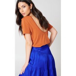 NA-KD Basic T-shirt z odkrytymi plecami - Orange. Pomarańczowe t-shirty damskie NA-KD Basic, z bawełny, z dekoltem na plecach. Za 52.95 zł.