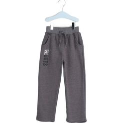 Szare Spodnie Dresowe Deep Waters. Szare spodnie sportowe dla chłopców Born2be, z dresówki. Za 29.99 zł.