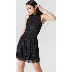 NA-KD Karbowana siateczkowa sukienka - Black,Multicolor. Czarne sukienki damskie NA-KD, ze stójką. W wyprzedaży za 36.59 zł.