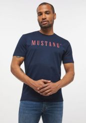MUSTANG Style Alex C LOGO Tee MĘSKI T-SHIRT KOSZULKA NADRUK LOGO BLUE NIGHTS 1013221 4085. Niebieskie t-shirty męskie Mustang, m, bez wzorów, bez kołnierzyka. Za 69.99 zł.