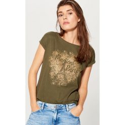 Bawełniana koszulka z nadrukiem - Khaki. Bluzki damskie Mohito. W wyprzedaży za 14.99 zł.