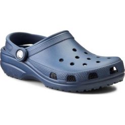 Klapki CROCS - Classic 10001 Navy. Niebieskie klapki damskie Crocs, z tworzywa sztucznego. W wyprzedaży za 139.00 zł.
