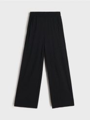 Plisowane spodnie - czarny. Czarne spodnie materiałowe damskie Sinsay, l, bez wzorów. Za 49.99 zł.