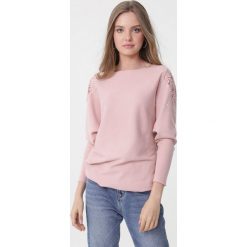 Różowy Sweter Esmeralda. Czerwone swetry damskie Born2be, l, z aplikacjami, eleganckie, bez kołnierzyka, bez ramiączek, bez kaptura. Za 79.99 zł.