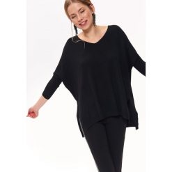 LUŹNY SWETER Z DEKOLTEM W SEREK. Swetry damskie marki TOP SECRET. W wyprzedaży za 39.99 zł.