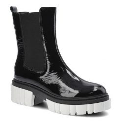 Botki damskie Chebello, wysoka cholewka ze skóry naturalnej lakierowanej z ulastycznymi wstawkami na wysokiej płaskiej podeszwie, czarne, 2787-240-MI. Czarne kozaki damskie CheBello, z lakierowanej skóry, przed kolano, bez obcasa, na płaskiej podeszwie. Za 299.00 zł.