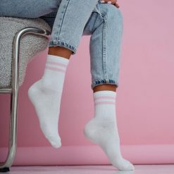 Białe skarpetki damskie dwa paski 1233 pn. Białe skarpety damskie Milena, bez wzorów, z bawełny. Za 16.90 zł.