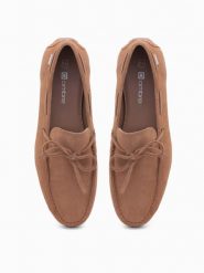 Mokasyny buty męskie skórzane z rzemykiem i podeszwą driver - brązowe V3 OM-FOCS-0150 - 44. Brązowe mokasyny męskie Ombre Clothing, na lato, z materiału, klasyczne. W wyprzedaży za 139.99 zł.