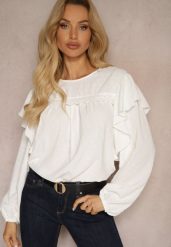 Biała Bluzka z Dodatkiem Bawełny Ozdobiona Ażurowym Wzorem i Falbanami Merionea. Białe koszule damskie Renee, l, w ażurowe wzory, z bawełny, eleganckie, bez kołnierzyka, bez ramiączek. Za 49.99 zł.