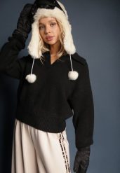 Czarny Krótki Sweter z Trójkątnym Dekoltem Ozdobiony Kołnierzykiem Savalin. Czarne swetry damskie Renee, uniwersalny, bez wzorów, z bawełny, casualowe, bez kołnierzyka, bez ramiączek, krótkie, bez kaptura. Za 139.99 zł.