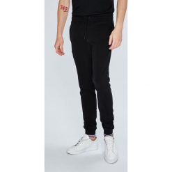 Fila - Spodnie. Szare spodnie sportowe męskie Fila, z bawełny. W wyprzedaży za 259.90 zł.