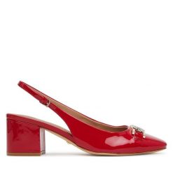 Czółenka Guess. Czerwone czółenka damskie Guess, z aplikacjami, bez obcasa, bez zapięcia. Za 439.99 zł.