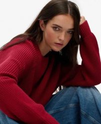 Superdry Luźny żeberkowany sweter Relaxed Bordeaux Red. Czerwone swetry damskie Superdry., uniwersalny, z aplikacjami, z bawełny, eleganckie, bez kołnierzyka, bez ramiączek, bez kaptura. Za 286.90 zł.