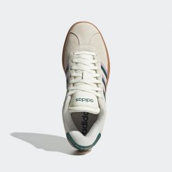 Buty do chodzenia damskie ADIDAS VL Court. Brązowe obuwie sportowe damskie Adidas, bez wzorów, z kauczuku, trekkingowe. W wyprzedaży za 249.99 zł.