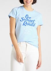 DAMSKI T-SHIRT LEE LEE GRAPHIC TEE REGULAR FIT SKY BLUE L41AEPNR 112108860. Niebieskie t-shirty damskie Lee, l, bez wzorów, bez kołnierzyka. Za 69.99 zł.