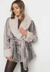 Beżowa Kurtka Futerko z Wiązanym Paskiem Ozdobnymi Mankietami i Kołnierzem Coellame. Brązowe kurtki damskie Born2be, l, bez wzorów, z futra, bez kaptura. Za 389.99 zł.