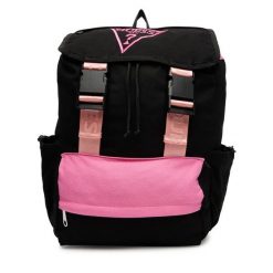 Plecak Guess. Czarne plecaki damskie Guess, z aplikacjami, sportowe. Za 199.99 zł.