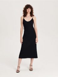 Sukienka midi - czarny. Czarne sukienki damskie Reserved, na co dzień, l, bez wzorów, z dzianiny, bez kołnierzyka, bez ramiączek, midi, dopasowane. W wyprzedaży za 49.99 zł.