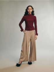 Luźne spodnie z zakładkami - brązowy. Brązowe spodnie materiałowe damskie Reserved, l, bez wzorów, z tkaniny. W wyprzedaży za 99.99 zł.