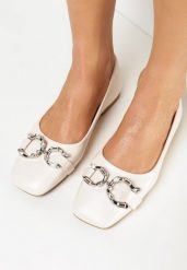 Beżowe Balerinki z Kwadratowym Noskiem i Metalową Ozdobą Vosho. Brązowe baleriny damskie Born2be, z aplikacjami, ze skóry ekologicznej, bez obcasa, na płaskiej podeszwie. Za 39.99 zł.