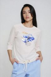 Bluzka z nadrukiem i wiązaniem biała. Białe bluzki damskie MOODO, bez wzorów, z bawełny, bez kołnierzyka, bez ramiączek. Za 69.99 zł.