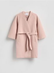 Płaszcz z paskiem - pastelowy róż. Czerwone płaszcze damskie Reserved, l, bez wzorów, z tkaniny, bez kaptura. Za 329.99 zł.