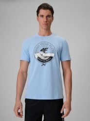 4F T-shirt regular z nadrukiem męski - niebieski L. Niebieskie koszulki sportowe męskie 4f, l, bez wzorów, z bawełny, klasyczne, bez kołnierzyka. W wyprzedaży za 39.99 zł.