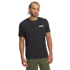 Under Armour UA M LC STRIP LOGO SS Koszulka męska. Czarne koszulki sportowe męskie Under Armour, m, bez wzorów, z dresówki, bez kołnierzyka, bez ramiączek, na fitness i siłownię. W wyprzedaży za 83.99 zł.