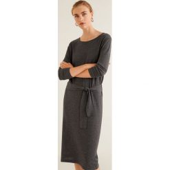 Mango - Sukienka Lazada. Czarne sukienki damskie Mango, z bawełny, casualowe, z okrągłym kołnierzem, z długim rękawem. Za 89.90 zł.