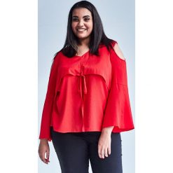 Nowoczesna CZERWONA bluzka z wiązaniem duże rozmiary OVERSIZE PLUS SIZE WIOSNA. Bluzki damskie marki Moda Size Plus Iwanek. Za 119.90 zł.