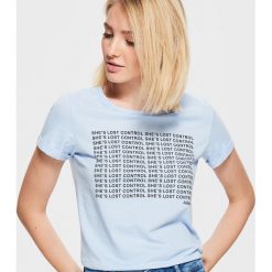 Koszulka z napisami - Niebieski. T-shirty damskie marki Cropp. W wyprzedaży za 9.99 zł.