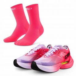 Zestaw biegacza: damskie buty sportowe i skarpety biegowe. Czerwone obuwie sportowe damskie CEP, bez wzorów. Za 907.20 zł.