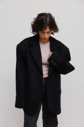 Bawełniana marynarka typu oversize w kolorze BLACK - EPERNAY-UNI. Czarne żakiety damskie Marsala, m, bez wzorów, z bawełny, eleganckie. Za 1,499.90 zł.