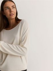 Sweter z wiskozą - kremowy. Białe swetry damskie Reserved, l, bez wzorów, z dzianiny, bez kołnierzyka, bez ramiączek, bez kaptura. W wyprzedaży za 59.99 zł.