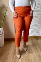 Spodnie chinosy Nina z zamkami 7/8 w odcieniach pomarańczu PLUS SIZE XXL. Spodnie materiałowe damskie Nasi partnerzy, plus size, bez wzorów, z elastanu. Za 159.90 zł.