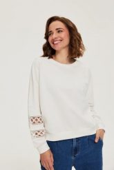 Bluza z ozdobymi rękawami biała. Białe bluzy damskie MOODO, l, bez wzorów, z bawełny, bez kaptura. Za 129.99 zł.
