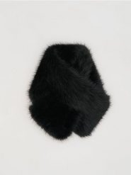 Szalik ze sztucznego futra - czarny. Czarne szaliki i chusty damskie Reserved, bez wzorów. Za 89.99 zł.