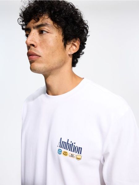 T-shirt relaxed z nadrukiem - biały. Białe t-shirty męskie Reserved, l, bez wzorów, z bawełny, bez kołnierzyka. W wyprzedaży za 32.99 zł.