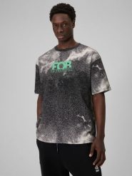 4F T-shirt loose z nadrukiem męski - czarny L. Czarne t-shirty męskie 4f, l, bez wzorów, z materiału, klasyczne, bez kołnierzyka. W wyprzedaży za 69.99 zł.