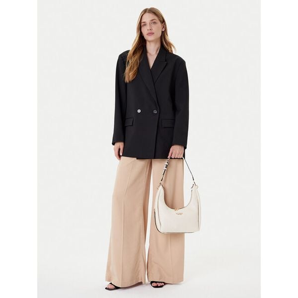 Torebka Guess. Białe listonoszki damskie Guess, z aplikacjami, klasyczne, bez dodatków. Za 339.99 zł.