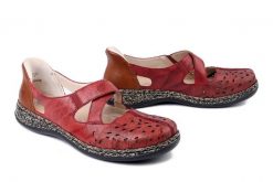 RIEKER 46352-33 red, półbuty letnie damskie. Czerwone półbuty damskie Rieker, na lato, w ażurowe wzory, bez obcasa, bez zapięcia. Za 359.90 zł.