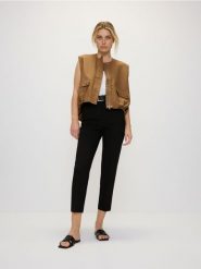 Spodnie z paskiem - czarny. Czarne spodnie materiałowe damskie Reserved, l, bez wzorów, z tkaniny. W wyprzedaży za 79.99 zł.