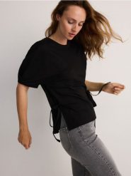 Bluzka z wiskozą - czarny. Czarne bluzki damskie Reserved, l, bez wzorów, z dzianiny, bez kołnierzyka, bez ramiączek. W wyprzedaży za 69.99 zł.