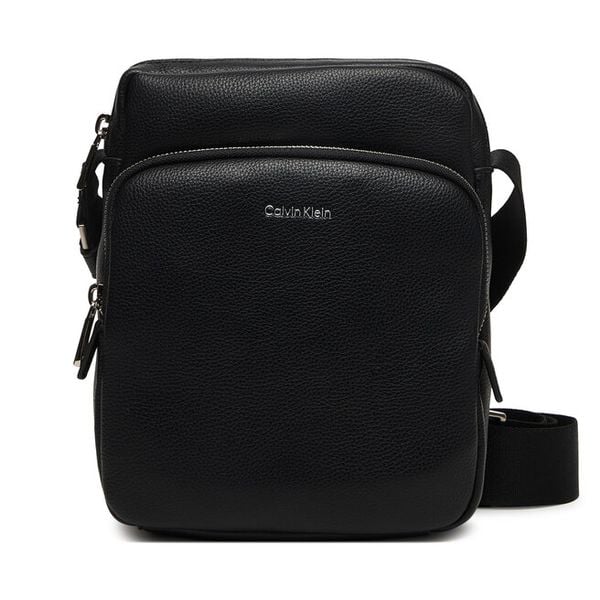 Saszetka Calvin Klein. Czarne saszetki męskie Calvin Klein, młodzieżowe, małe. Za 272.99 zł.