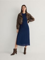 Sukienka z wiskozą - granatowy. Niebieskie sukienki damskie Reserved, na co dzień, l, bez wzorów, z wiskozy, bez kołnierzyka, bez ramiączek, proste. W wyprzedaży za 55.99 zł.