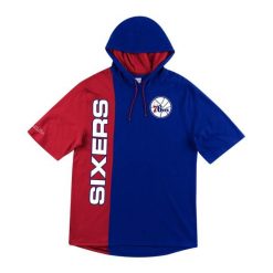 Bluza z kapturem z krótkim rękawem Philadelphia 76ers split. Czerwone bluzy męskie Mitchell & Ness, bez wzorów, z kapturem. Za 318.00 zł.