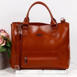 Skórzana torebka damska DAN-A T449 camel. Brązowe torebki do ręki damskie bez wzorów, ze skóry, bez dodatków. Za 399.99 zł.