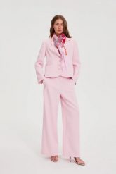 Elegancki garnitur różowy. Czerwone żakiety damskie MOODO, uniwersalny, bez wzorów, z elastanu, eleganckie. W wyprzedaży za 239.98 zł.