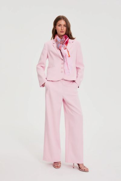 Elegancki garnitur różowy. Czerwone żakiety damskie MOODO, uniwersalny, bez wzorów, z elastanu, eleganckie. W wyprzedaży za 239.98 zł.